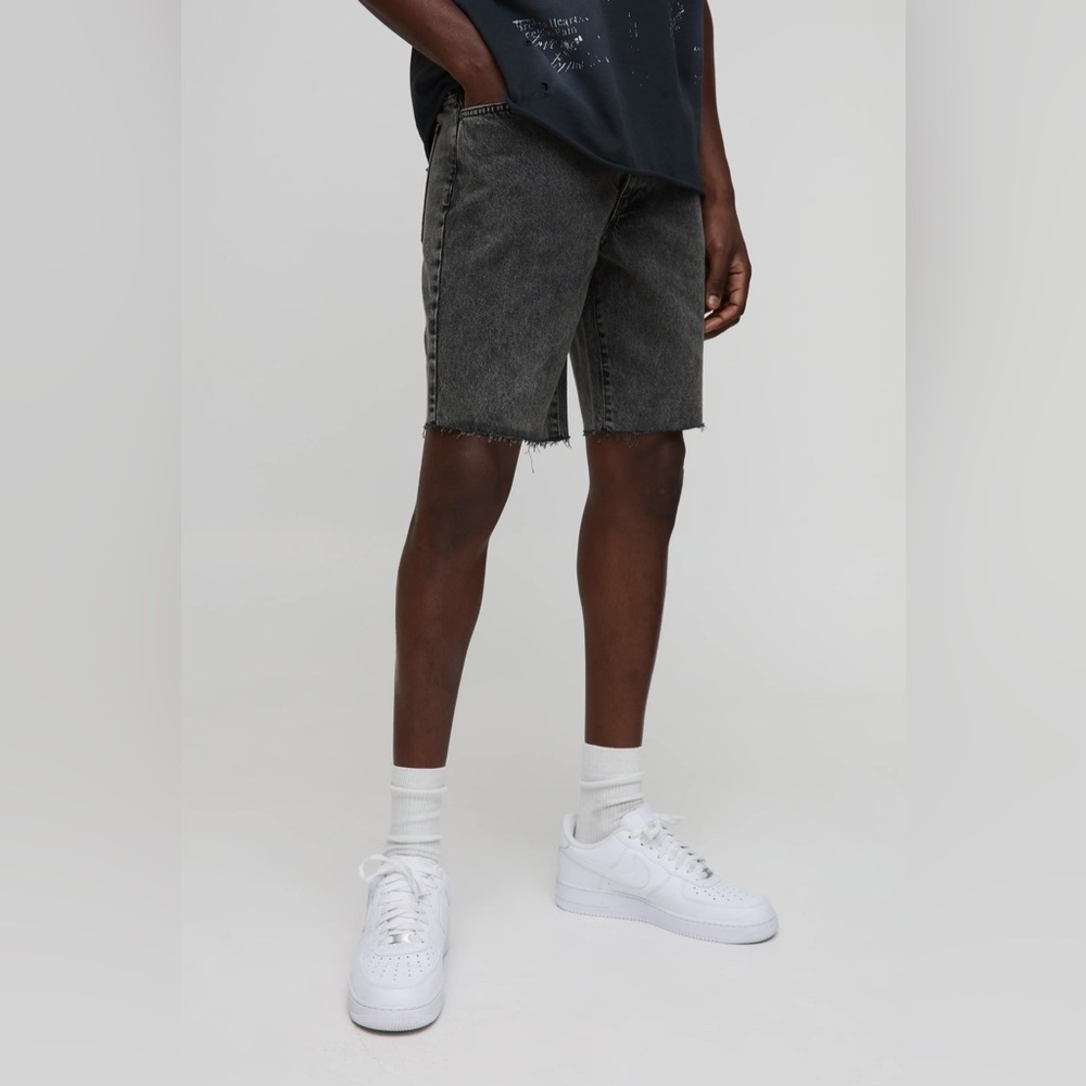 BoohooMAN STRAIGHT FIT WASHED RAW HEM DENIM SHORTS